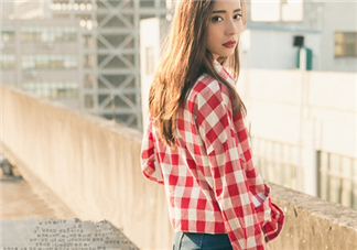 牛仔半裙配什么上衣？牛仔半裙搭配圖片