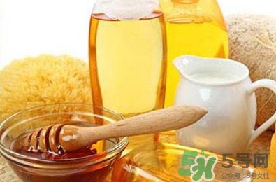 吃螃蟹可以喝蜂蜜水嗎？吃螃蟹能喝橙汁嗎？