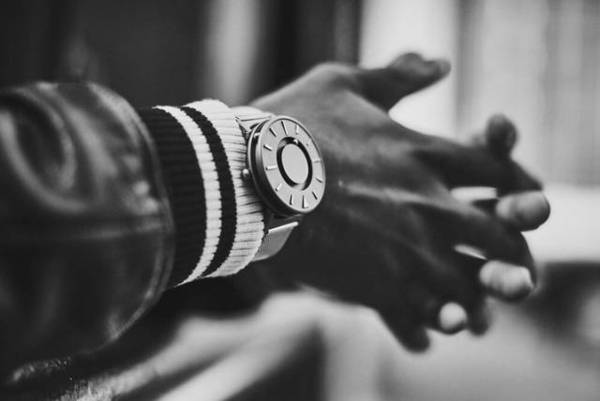 eone手表怎么看時(shí)間？eone手表時(shí)間怎么調(diào)？