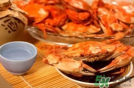 吃花蓋蟹可以喝啤酒嗎？吃花蓋蟹能喝啤酒嗎