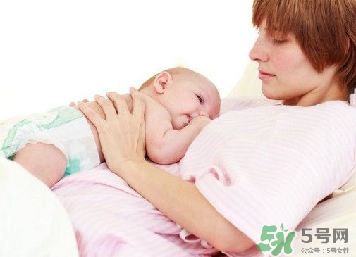 母乳喂養(yǎng)要喂水嗎？純母乳喂養(yǎng)要不要喂水？