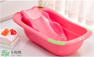 嬰兒浴盆什么樣子的好？嬰兒浴盆常見款式介紹