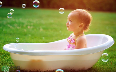 嬰兒浴盆什么樣子的好？嬰兒浴盆常見款式介紹