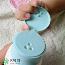 爽身粉可以擦臉上嗎？臉上可不可以涂爽身粉？