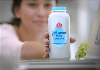 爽身粉可以擦臉上嗎？臉上可不可以涂爽身粉？