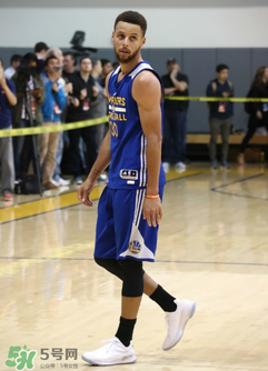 under armour curry 4 low低幫版白金配色上腳怎么樣？