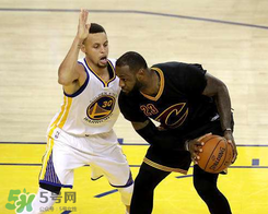 under armour curry 4 low低幫版白金配色上腳怎么樣？