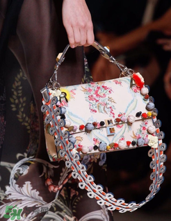 fendi kan i多少錢？芬迪kan i包包國內(nèi)專柜價格