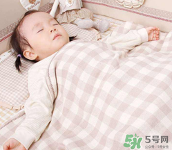 夏天寶寶發(fā)燒能開(kāi)空調(diào)嗎？寶寶發(fā)燒能不能吹空調(diào)？