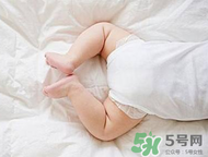 寶寶發(fā)燒是用熱毛巾還是冷毛巾敷？寶寶發(fā)燒用什么毛巾敷？