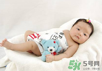 寶寶發(fā)燒是用熱毛巾還是冷毛巾敷？寶寶發(fā)燒用什么毛巾敷？