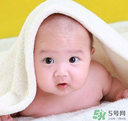 寶寶發(fā)燒是用熱毛巾還是冷毛巾敷？寶寶發(fā)燒用什么毛巾敷？
