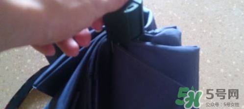 蕉下太陽傘怎么收？蕉下小黑傘太陽傘怎么打開？