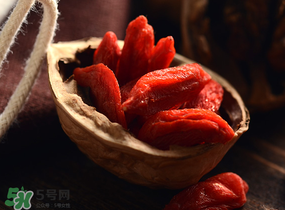 楊梅酒可以放枸杞嗎？楊梅酒里面可以加枸杞嗎？