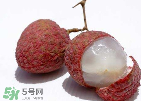 吃泡藥水的荔枝會得??？吃藥水的荔枝會得手足口?。?></p><p>1——2天后，孩子的手上、腳上、臀部和口腔內(nèi)頰部、舌、口唇內(nèi)側(cè)等處可出現(xiàn)紅色斑點，斑點逐漸發(fā)展成為皰疹，皰疹破潰后形成潰瘍，疼痛異常，因此，患手足口病的孩子常因嘴痛而影響吃奶、吃飯、哭鬧不安。</p><p>絕大多數(shù)患兒的皰疹在3——4天后，可自行消退，不留痂，也不脫屑而痊愈，無并發(fā)癥者一周左右即可治愈，預后良好。</p><p>極少數(shù)患兒出現(xiàn)呼吸系統(tǒng)、中樞神經(jīng)系統(tǒng)損害，引起心肌炎、肺水腫等。個別重癥患兒病情進展快，導致死亡。</p><p>目前對手足口病尚無特異的治療方法，臨床主要是對癥治療。若小兒有發(fā)熱時，多喝水，體溫大于38.5℃也可口服退熱藥。保持局部清潔，避免細菌的繼發(fā)感染；對破潰處，可用金霉素魚肝油以減輕疼痛及促使糜爛面早日愈合。</p>		</div>
<div align=