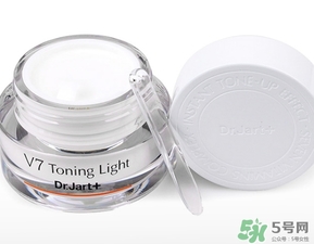 先用防曬噴霧還是素顏霜？素顏霜防曬噴霧使用順序