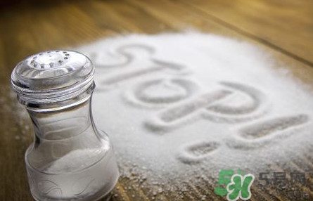 食鹽發(fā)藍怎么回事？食鹽中一般會添加什么食品添加劑