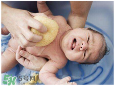 寶寶能用艾葉水洗澡嗎？嬰兒能用艾葉水洗澡嗎？