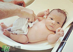 嬰兒能用艾葉敷肚臍嗎？嬰兒艾葉貼肚臍的好處