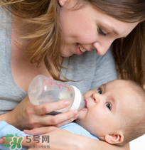 寶寶嗆奶怎么辦?寶寶嗆奶怎么回事? 寶寶嗆奶怎么辦?寶寶嗆奶怎么回事?