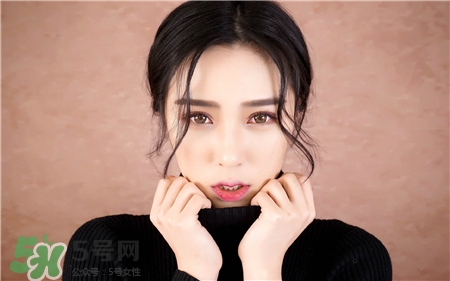 眼影干粉和濕粉哪個好?干濕兩用眼影怎么用?