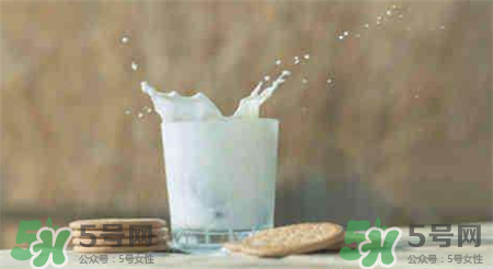 牛奶里有白色塊狀 牛奶里有白色漂浮物 牛奶里有白色塊狀 牛奶里有白色漂浮物