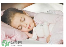 寶寶需要枕頭嗎？寶寶多大可以用枕頭？