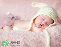 寶寶需要枕頭嗎？寶寶多大可以用枕頭？