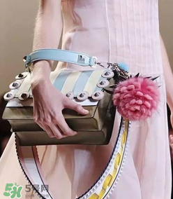 fendi小菠蘿毛球掛件多少錢(qián)？芬迪菠蘿毛球價(jià)格