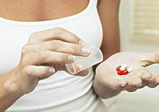 感冒藥飯前吃還是飯后吃？吃感冒藥會(huì)推遲月經(jīng)嗎？