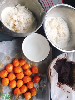 蛋黃酥的做法與配料與圖解 20個(gè)全蛋黃的簡(jiǎn)易配方