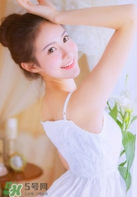 化完妝臉上出油是什么原因？化完妝臉上出油怎么辦？