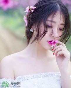 化完妝臉上出油是什么原因？化完妝臉上出油怎么辦？