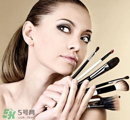 化妝后臉癢是怎么回事？化妝后臉癢怎么辦？