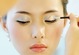 化妝后臉癢是怎么回事？化妝后臉癢怎么辦？