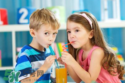 男童愛喝飲料喉嚨布滿鵝卵石 兒童愛喝飲料的危害 男童愛喝飲料喉嚨布滿鵝卵石 兒童愛喝飲料的危害