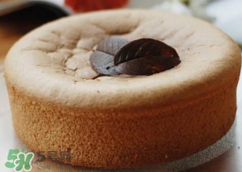 戚風蛋糕為什么要倒扣？戚風蛋糕倒扣方法