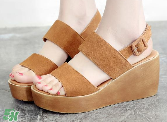 夏天穿涼鞋腳出汗怎么辦？夏天穿涼鞋腳臭怎么辦？