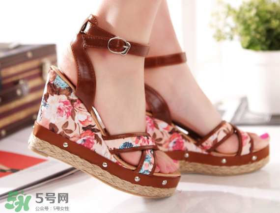 夏天穿涼鞋腳出汗怎么辦？夏天穿涼鞋腳臭怎么辦？