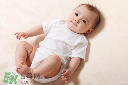 母乳喂養(yǎng)胸部一大一小怎么辦？母乳喂養(yǎng)會導(dǎo)致胸不對稱嗎？