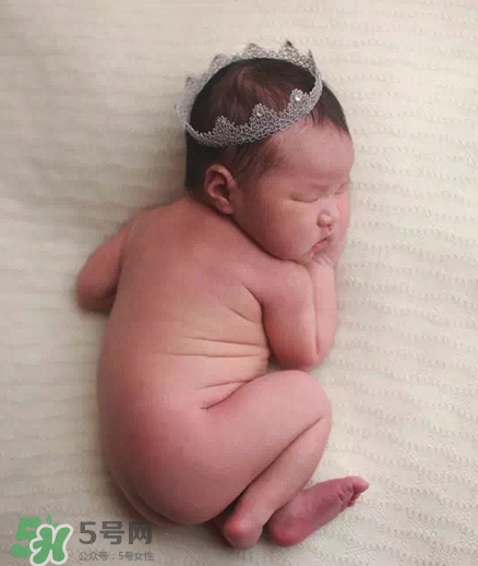 母乳喂養(yǎng)胸部一大一小怎么辦？母乳喂養(yǎng)會導(dǎo)致胸不對稱嗎？