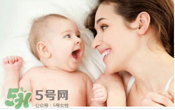 母乳喂養(yǎng)胸部一大一小怎么辦？母乳喂養(yǎng)會導(dǎo)致胸不對稱嗎？