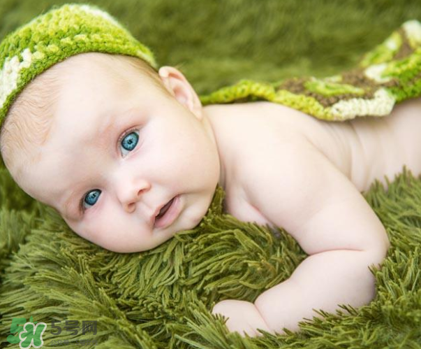 母乳喂養(yǎng)胸部一大一小怎么辦？母乳喂養(yǎng)會導(dǎo)致胸不對稱嗎？