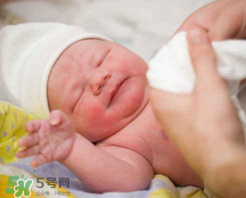 母乳喂養(yǎng)胸會變大嗎？母乳喂養(yǎng)后胸部的變化