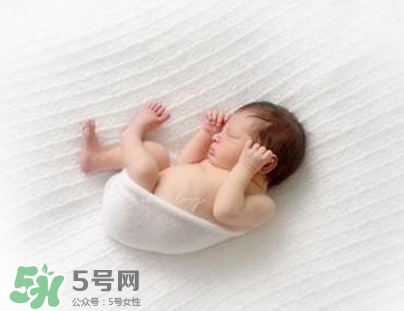 新生兒能用母乳洗臉嗎？新生兒能用母乳擦臉嗎？