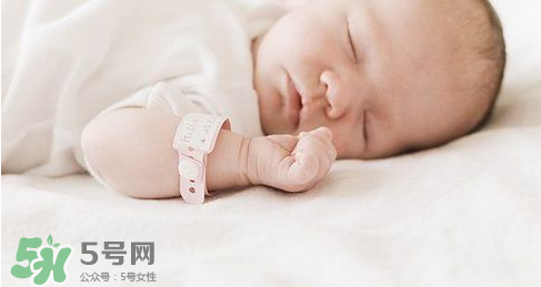 新生兒能用母乳洗臉嗎？新生兒能用母乳擦臉嗎？