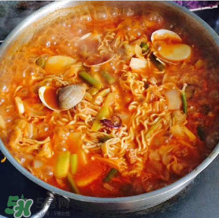 火雞面部隊鍋是什么？火雞面部隊鍋做法