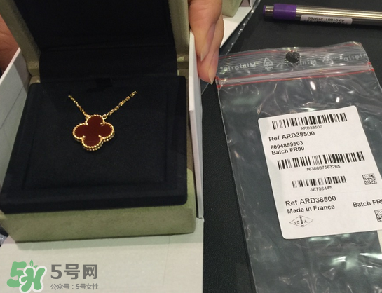 梵克雅寶四葉草項(xiàng)鏈?zhǔn)鞘裁床馁|(zhì)？四葉草項(xiàng)鏈材質(zhì)介紹