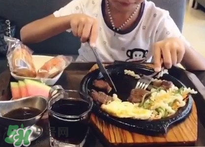 牛排是左手拿刀還是右手？吃牛排的正確方法