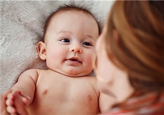 母乳喂養(yǎng)胸部一大一小怎么辦？母乳喂養(yǎng)會(huì)導(dǎo)致胸不對(duì)稱(chēng)嗎？